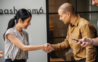 Aperto de mão entre homem e mulher em ambiente de trabalho