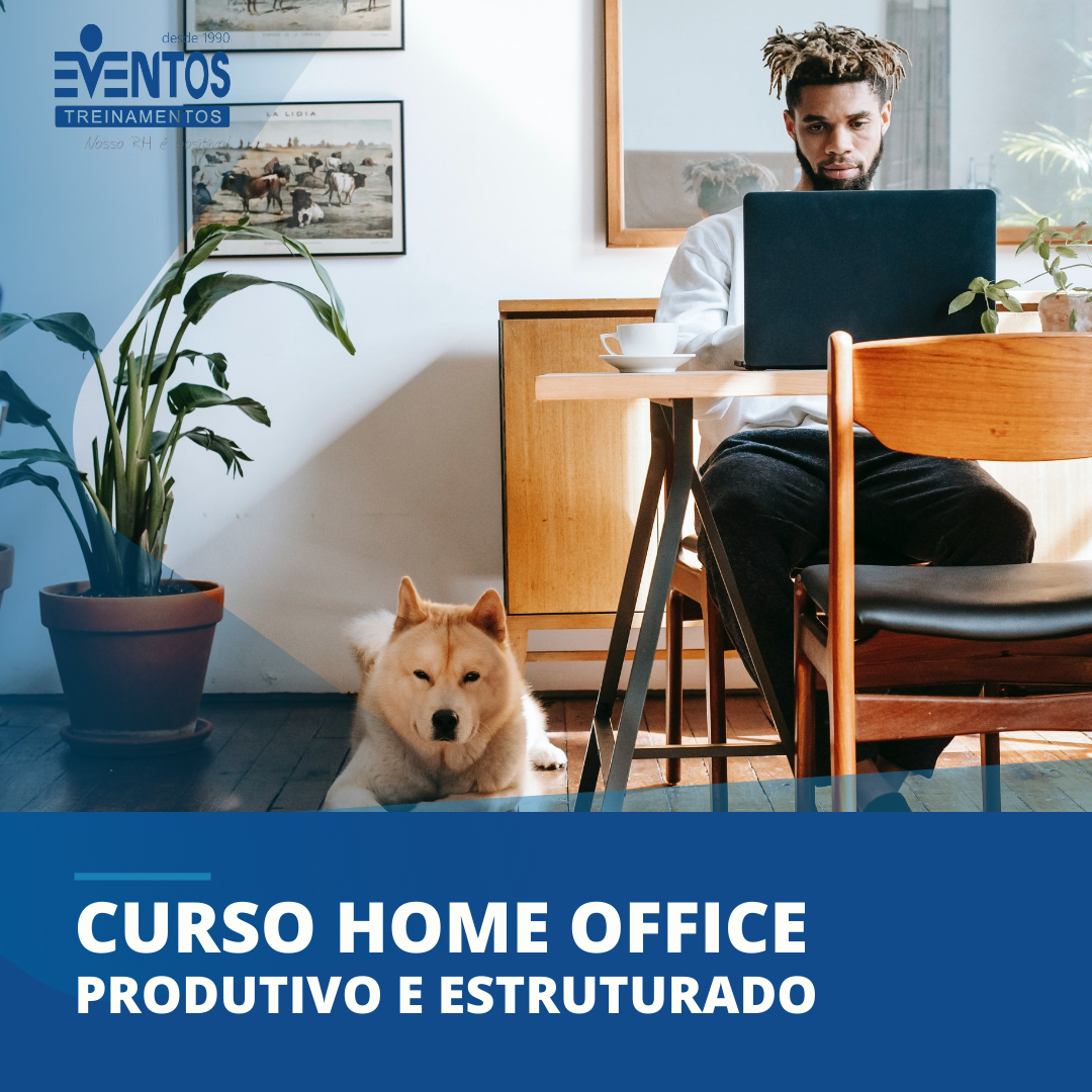 Home trabalhando em home office com cachorro e plantas ao lado